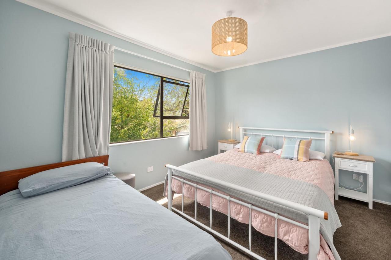 Waitahanui Lake House - Lake Taupo Holiday Home Экстерьер фото
